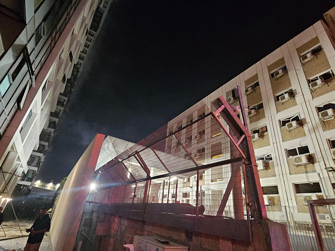 سقوط صواريخ في عدة مناطق: طواقم الإطفاء تبحث عن عالقين وتخمد حرائق في أنحاء البلاد